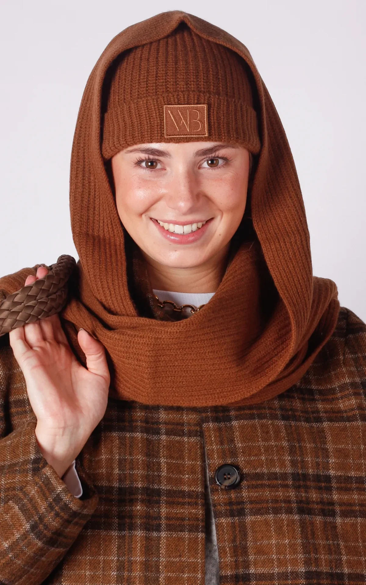 WithBlack With Black beanie Vivianna camel